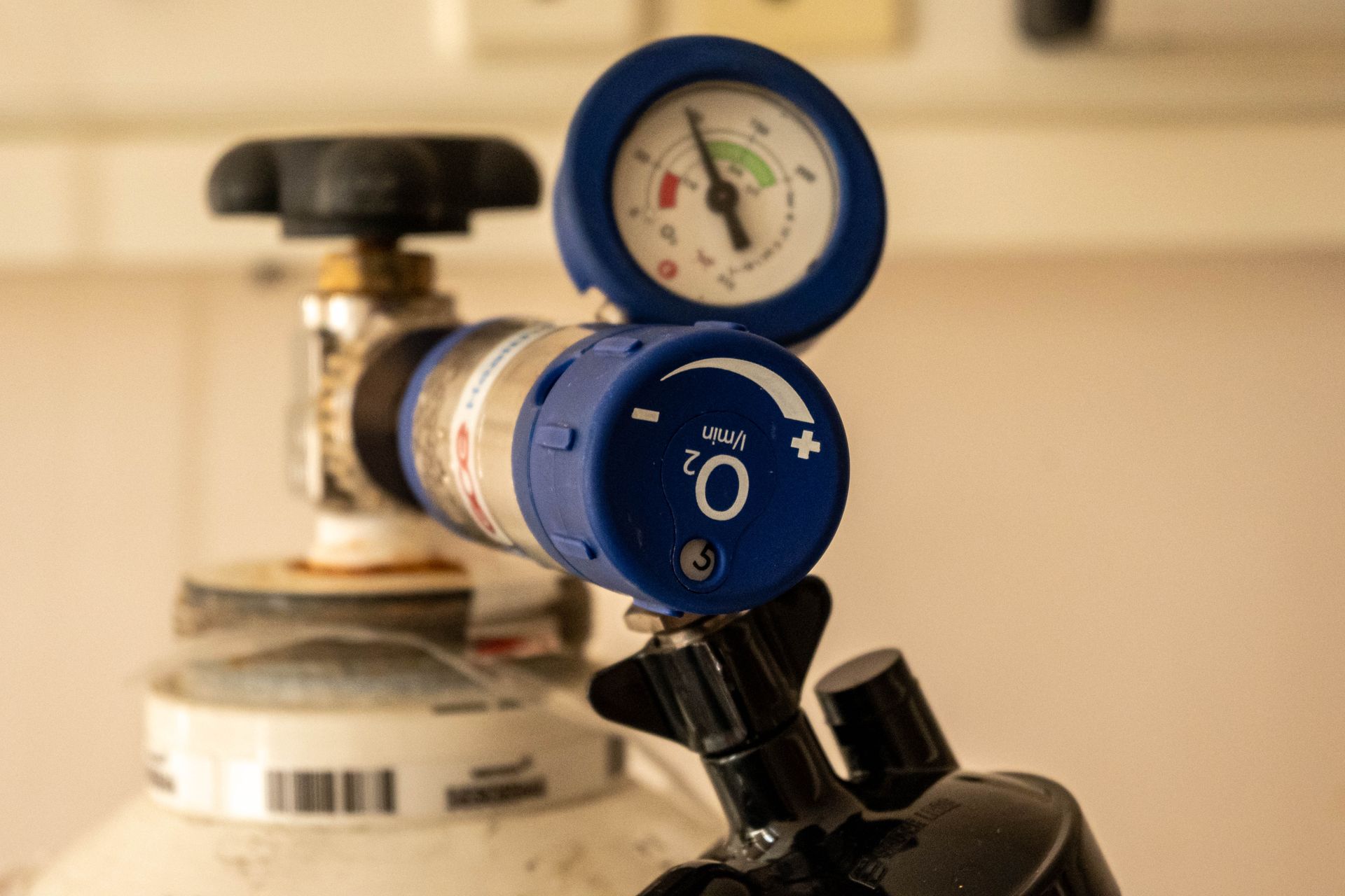 Oxygen cylinder with pressure gauge
